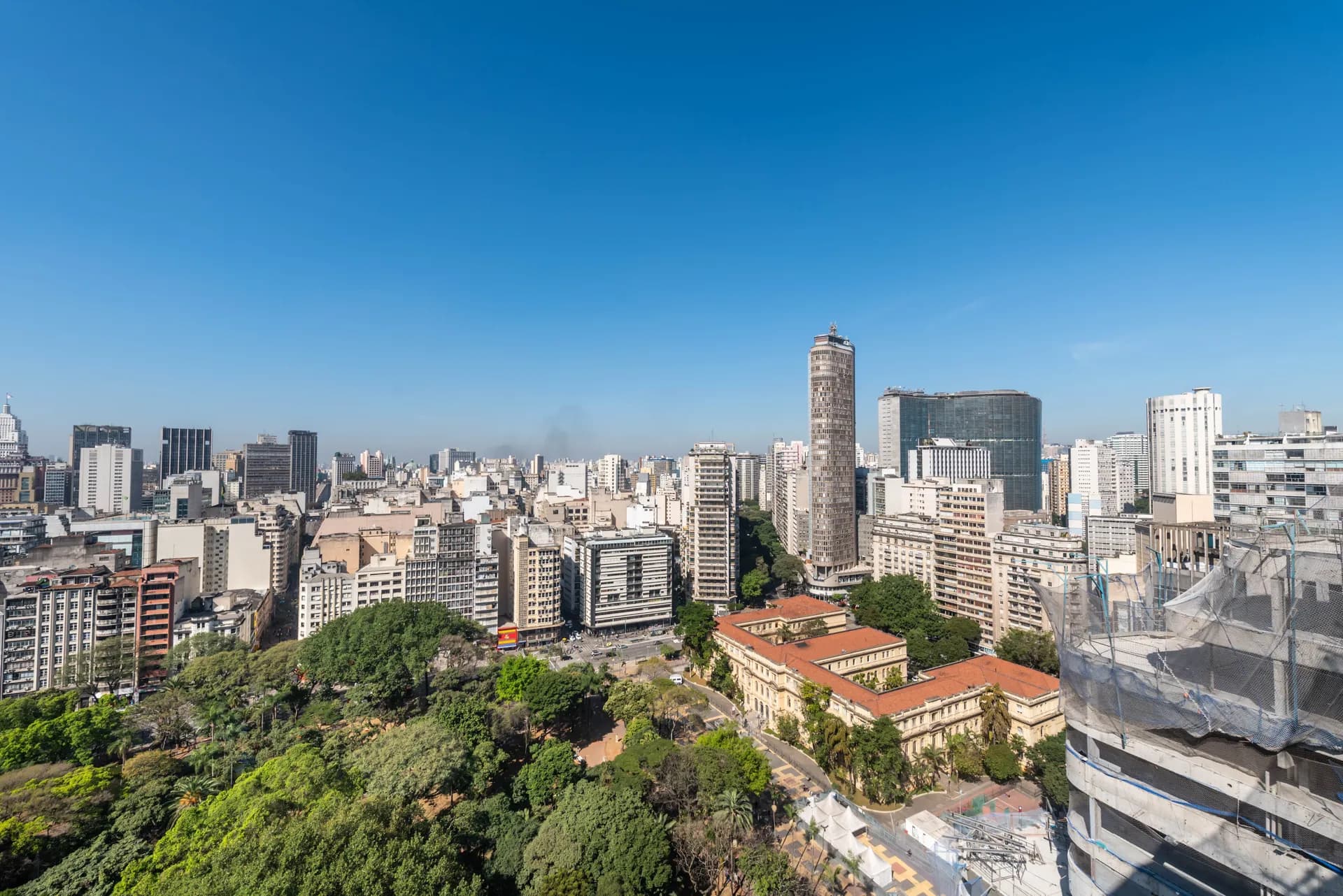 Área de lazer e piscina do Setin República no coração do Centro de São Paulo
