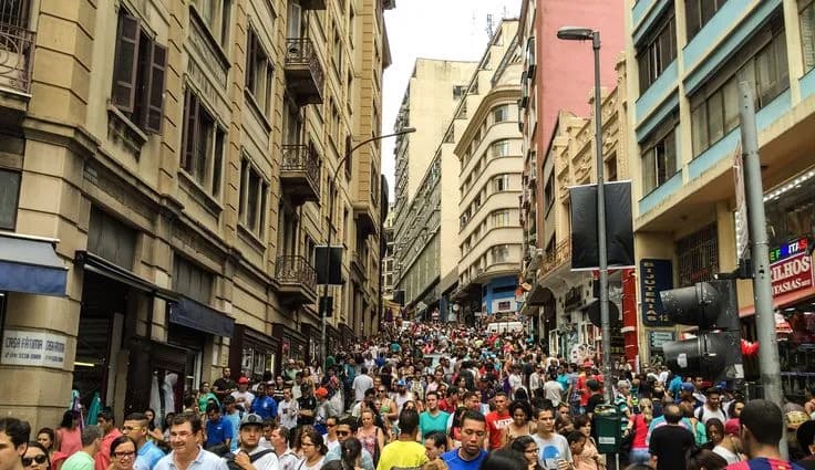 Movimento de compradores e lojas na Rua 25 de Março no Centro de São Paulo