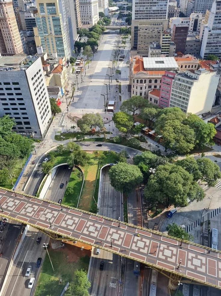 Vista do Vale do Anhangabaú em São Paulo com os viadutos ao fundo