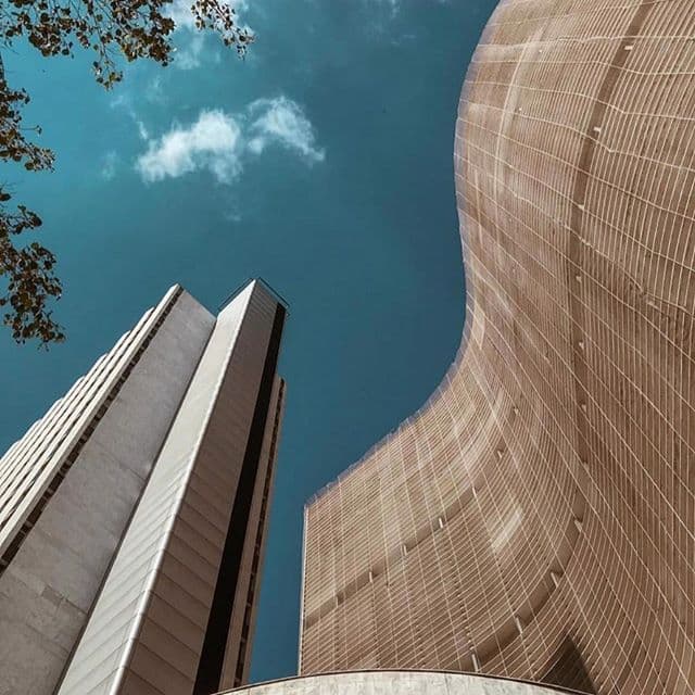 Edifício Copan visto de baixo para cima no centro de São Paulo
